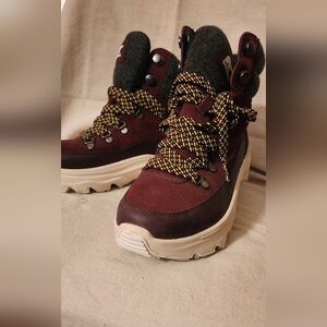 Sorel size 8 kinetic boots